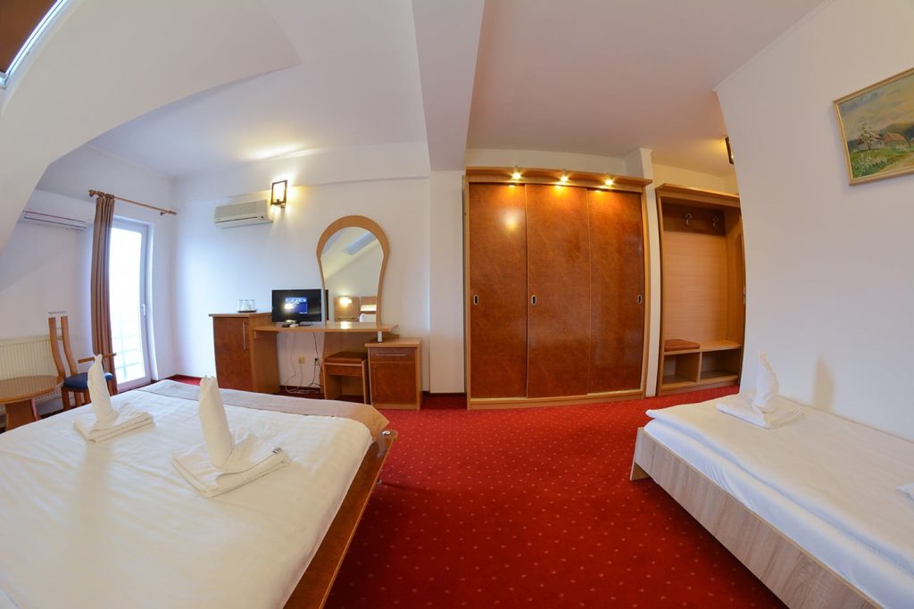 Cazare in Ramnicu Valcea la Pensiune Valentina Camera de tip FAMILY Etaj 3 Camera 10 cu mini balcon